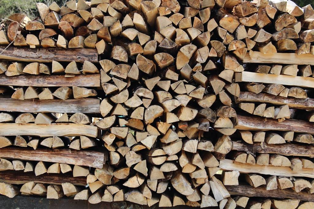Mengenangaben bei Holz: Was sind Raummeter, Festmeter, Schüttraummeter?