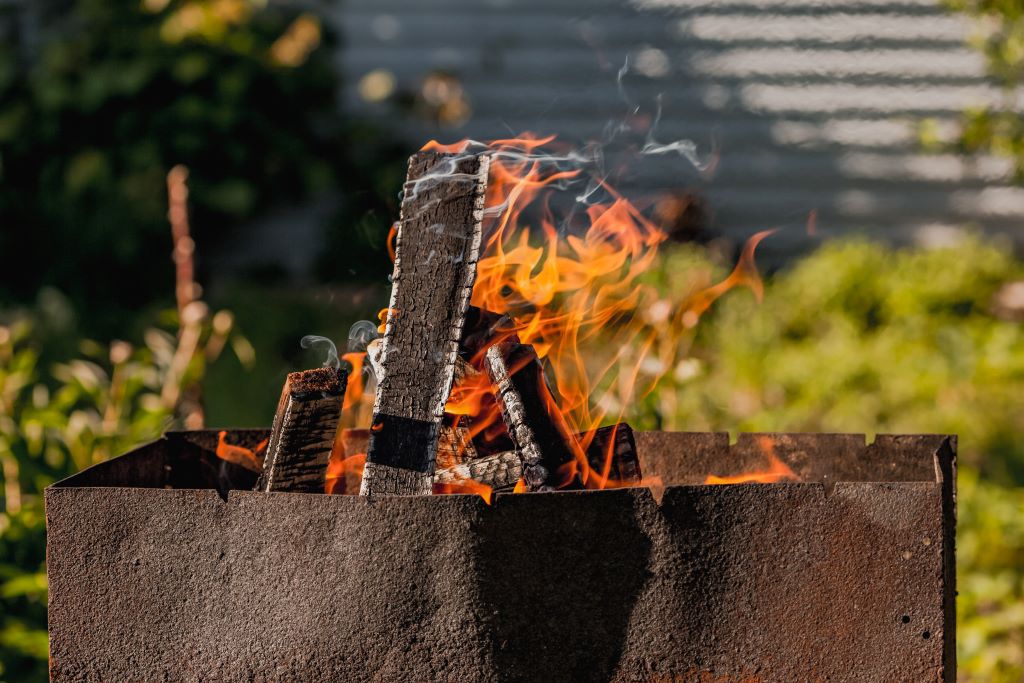 Feuerstelle im Garten – Was ist erlaubt? Die wichtigsten Regeln für offenes und geschlossenes Feuer