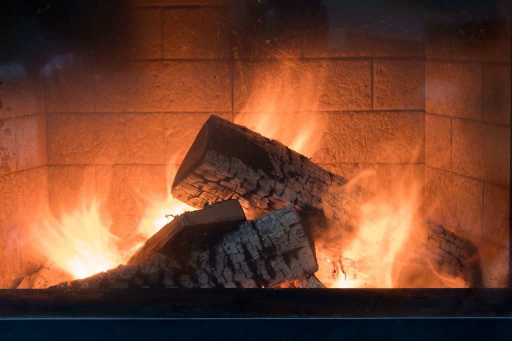 Kaminrauch drückt in die Wohnung: Das können Sie tun, wenn der Kamin qualmt