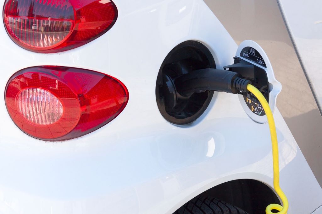 Neue KfW-Förderung 2023: „Solarstrom für Elektroautos“ bringt Vorteile für Elektroauto-Besitzer