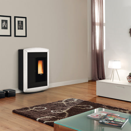 Extraflame Pelletofen SOUVENIR PLUS LUX 5.0 Weiss Ambientebild | Klimaworld.com