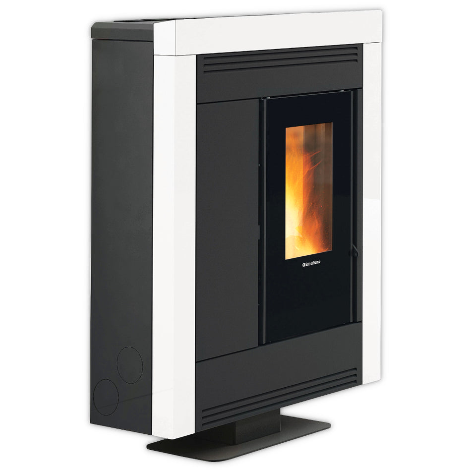 schmaler Extraflame kanalisierter Pelletofen SOUVENIR PLUS STEEL 5.0 mit weiss-schwarzer Front Sichtscheibe und Sockel| Klimaworld.com
