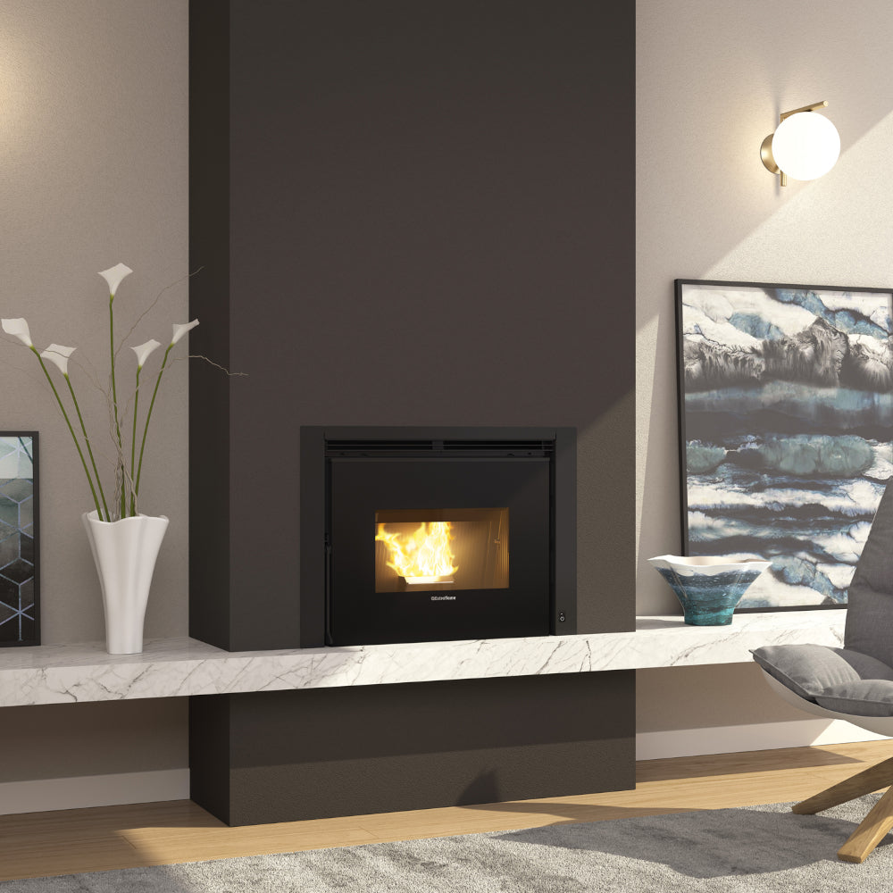 Ambientebild: Extraflame beluefteter Pellet-Kamineinsatz COMFORT P70 AIR in moderner Wohnwand mit Flamme im Sichtfenster | Klimaworld.com
