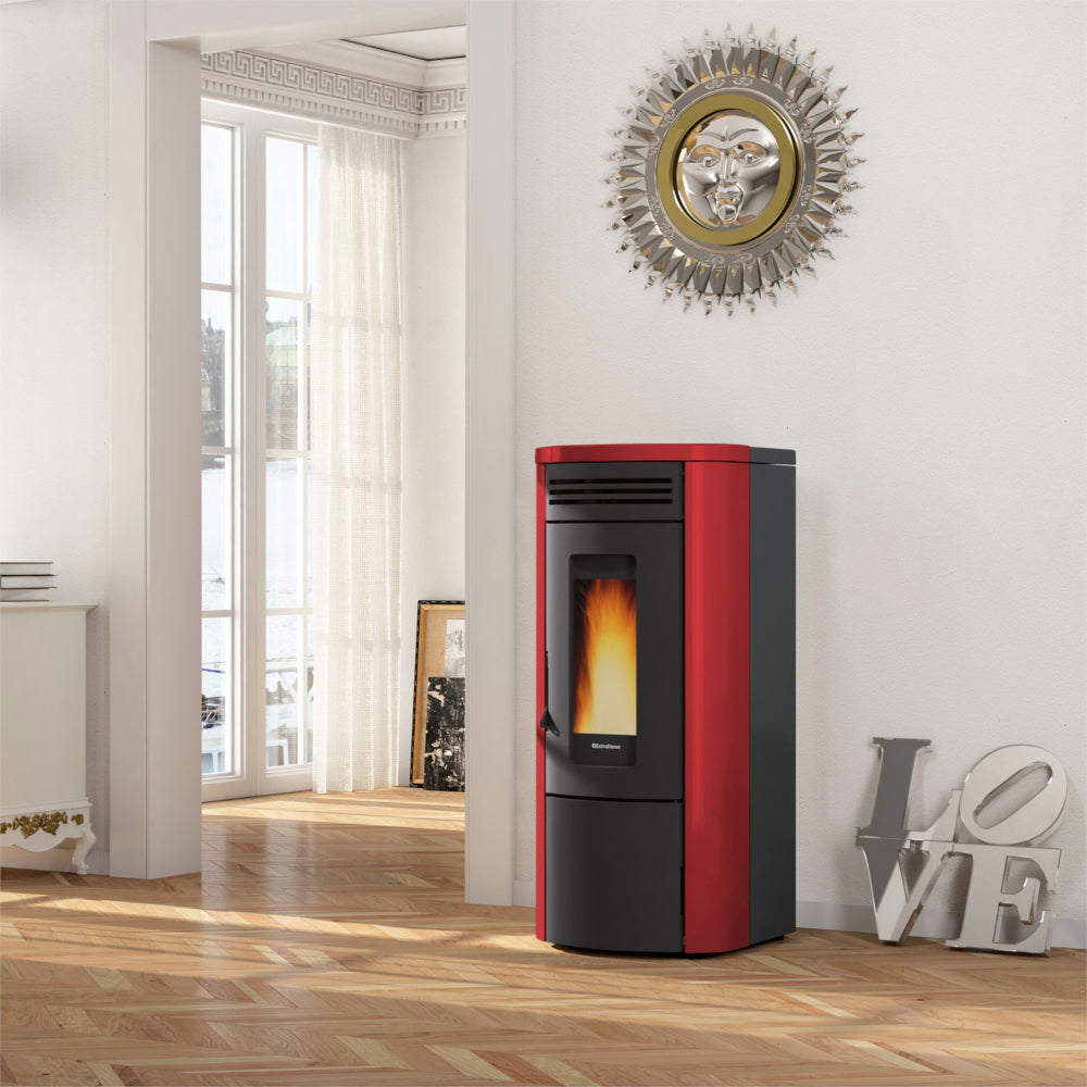 Extraflame Pelletofen COSTANZA IDRO 5.0 in Rot-Schwarz mit Flamme hinter Glas, Wohnraum mit Parkett | Klimaworld.com