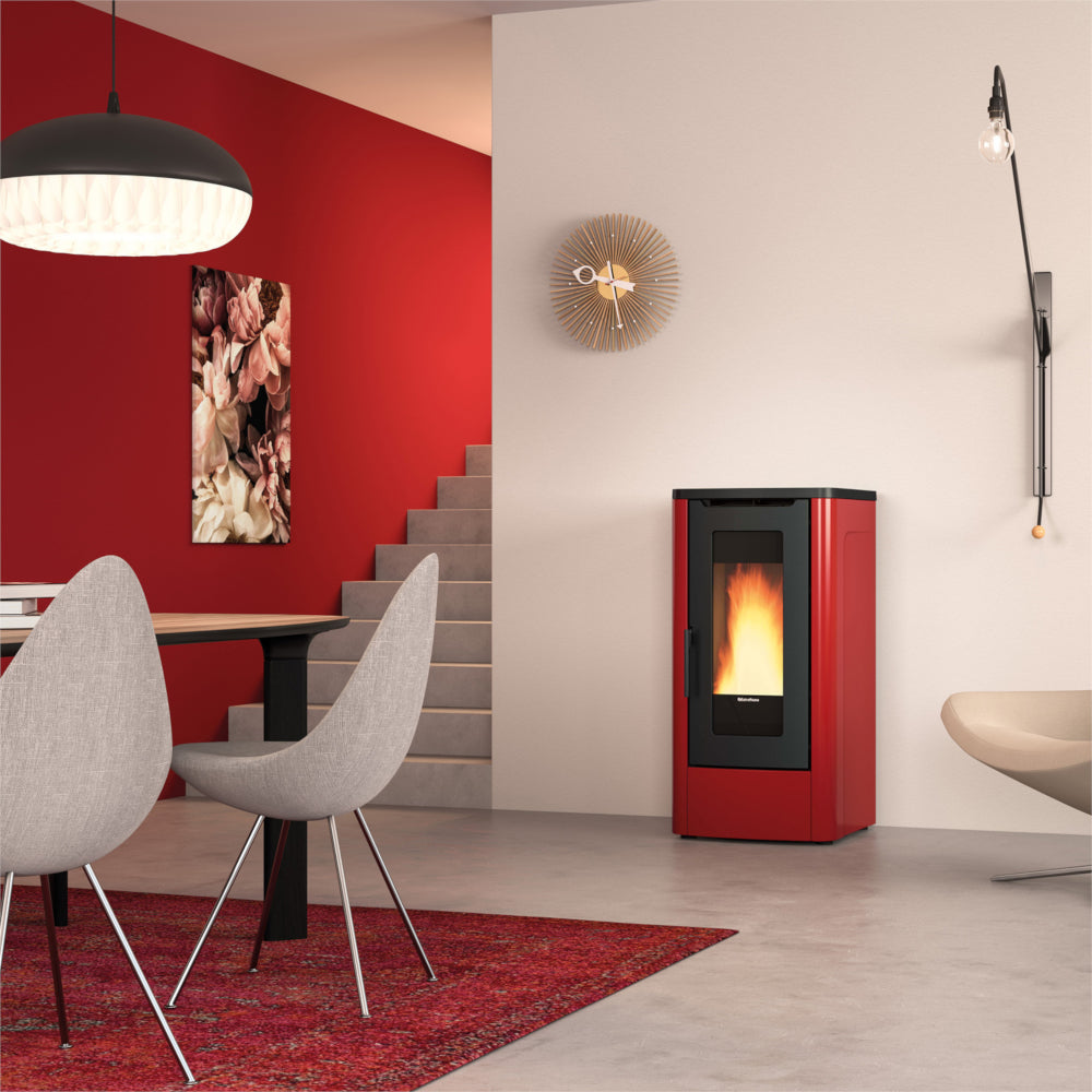 Extraflame beluefteter Pelletofen DAHIANA 5.0 EVO in Rot mit schwarzer Front und Flamme im Raum | Klimaworld.com
