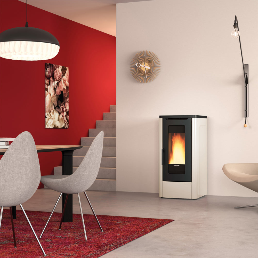 Extraflame beluefteter Pelletofen DAHIANA 5.0 EVO in Creme mit schwarzer Front und Flamme im Raum | Klimaworld.com
