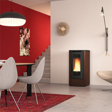 Extraflame beluefteter Pelletofen DAHIANA 5.0 EVO in Bronze mit schwarzer Front und Flamme im Raum | Klimaworld.com
