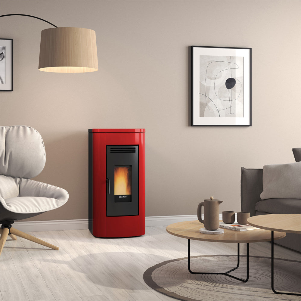 Extraflame Pelletofen KLAUDIA PLUS 5.0 EVO in Bordeaux in modernem Wohnzimmer mit Sessel, Couchtisch und Bild | Klimaworld.com
