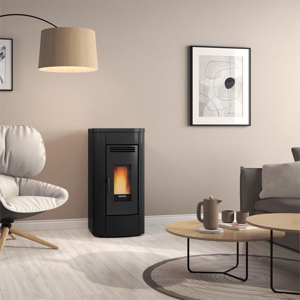 Extraflame Pelletofen KLAUDIA PLUS 5.0 EVO in Schwarz in modernem Wohnzimmer mit Sessel, Couchtisch und Bild | Klimaworld.com
