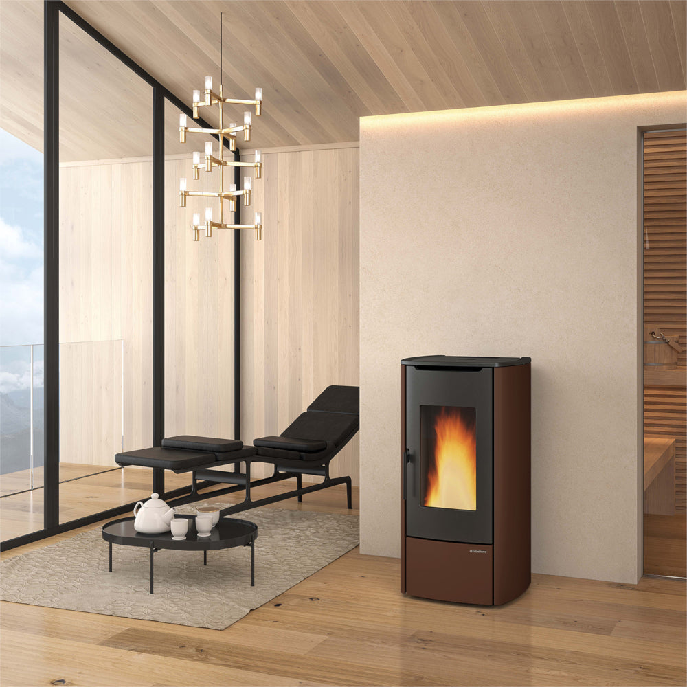 Ambientebild: Extraflame Pelletofen MARINA IDRO H11 in Braun mit schwarzer Front und Sichtfenster, Flamme brennt, moderner Wohnraum mit Holzdecke | Klimaworld.com