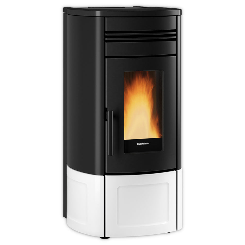 Extraflame beluefteter Pelletofen NORIS Lux, schwarz-weiße Majolika Verkleidung, Sichtfenster mit Flamme, abgerundete Form | Klimaworld.com