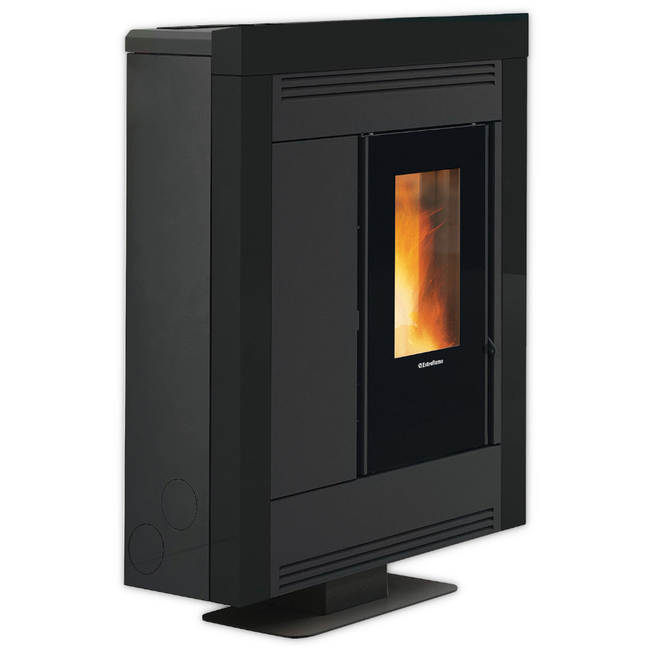 schmaler Extraflame kanalisierter Pelletofen SOUVENIR PLUS STEEL 5.0 mit schwarzer Front Sichtscheibe und Sockel| Klimaworld.com
