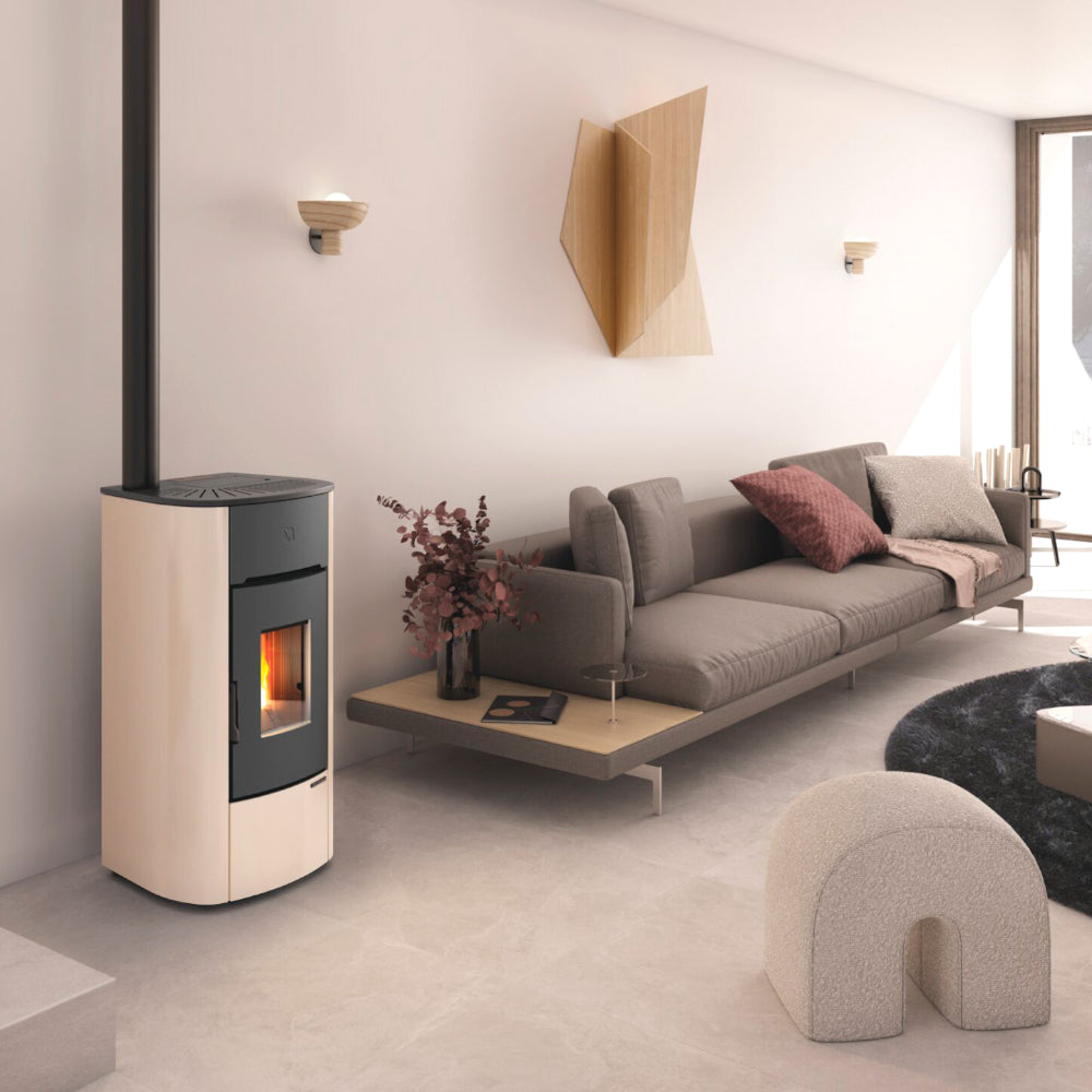 Ambientebild: Extraflame beluefteter Pelletofen MARIELLA in Elfenbein in hellem Wohnzimmer neben Sofa, Wanddeko und Couchtisch | Klimaworld.com