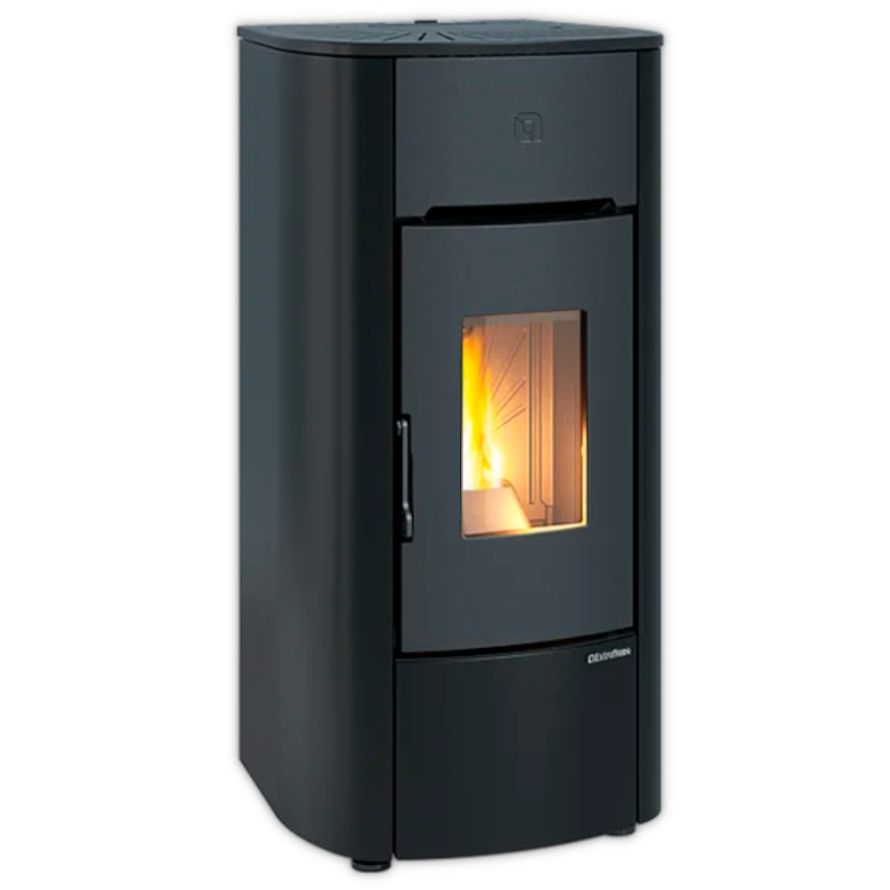 Extraflame beluefteter Pelletofen MARIELLA mit abgerundeten Seiten in Schwarz mit schwarzer Front und Sichtfenster mit Flamme | Klimaworld.com