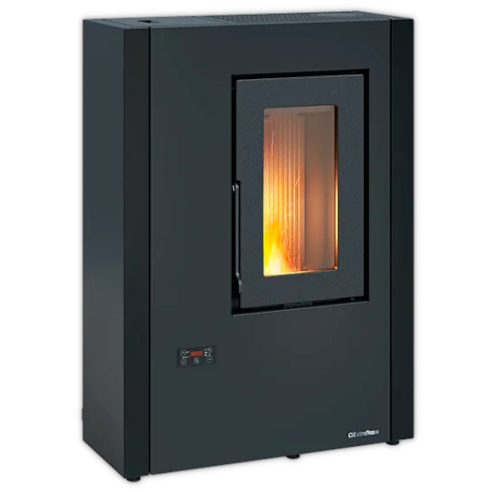 schmaler Extraflame beluefteter Pelletofen LUISELLA 5.0 Maxi schwarze Front, schwarze Seiten, Fenster mit Flamme unten | Klimaworld.com