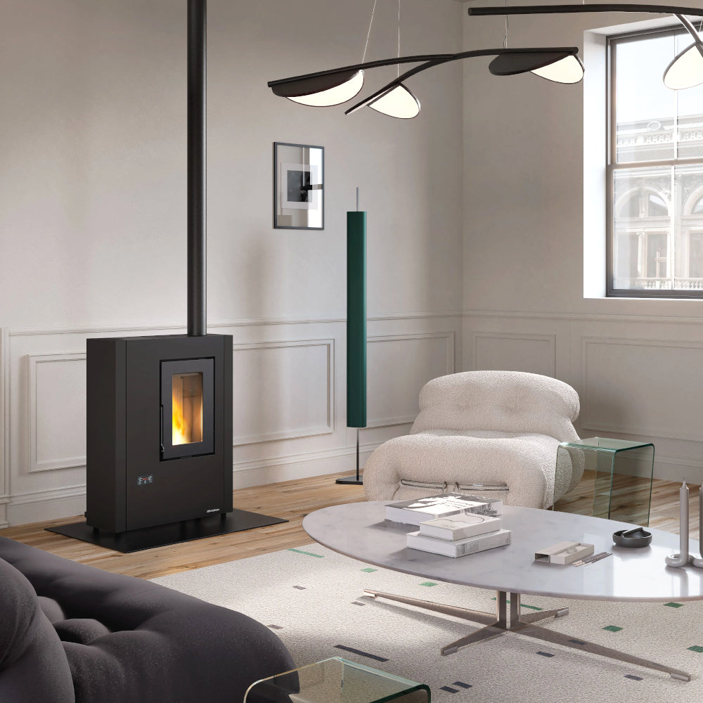 Ambientebild: schmaler Extraflame beluefteter Pelletofen LUISELLA 5.0 Maxi in Wohnraum mit stuckverzierter Wand, Fenster, schwarzer Korpus | Klimaworld.com