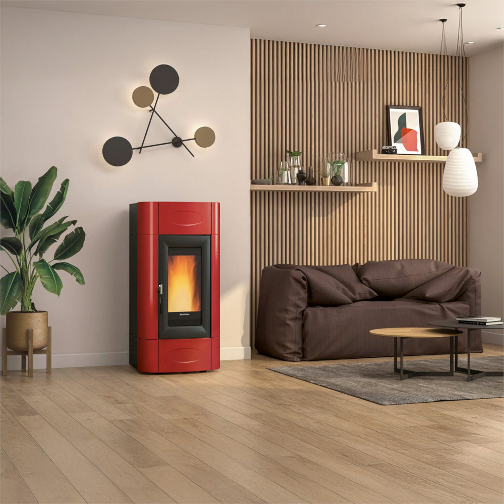 Ambientebild: Extraflame Pelletofen ISIDORA IDRO H23 5.0. EVO in Bordeaux mit Sichtfenster, Flamme im hellen Wohnraum | Klimaworld.com