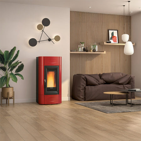 Ambientebild: Extraflame Pelletofen ISIDORA IDRO H23 5.0. EVO in Bordeaux mit Sichtfenster, Flamme im hellen Wohnraum | Klimaworld.com
