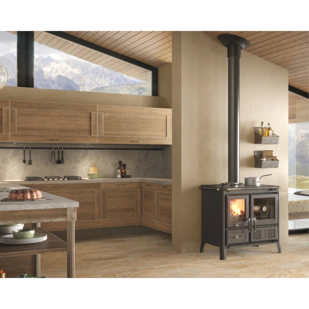 Ambientebild: La Nordica Kuechenofen GARDENIA.16 STEEL im Wohnraum, mit Rauchrohr, Feuer links, Backraum rechts | Klimaworld.com