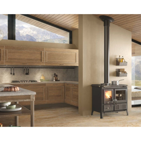Ambientebild: La Nordica Kuechenofen GARDENIA.16 STEEL im Wohnraum, mit Rauchrohr, Feuer links, Backraum rechts | Klimaworld.com