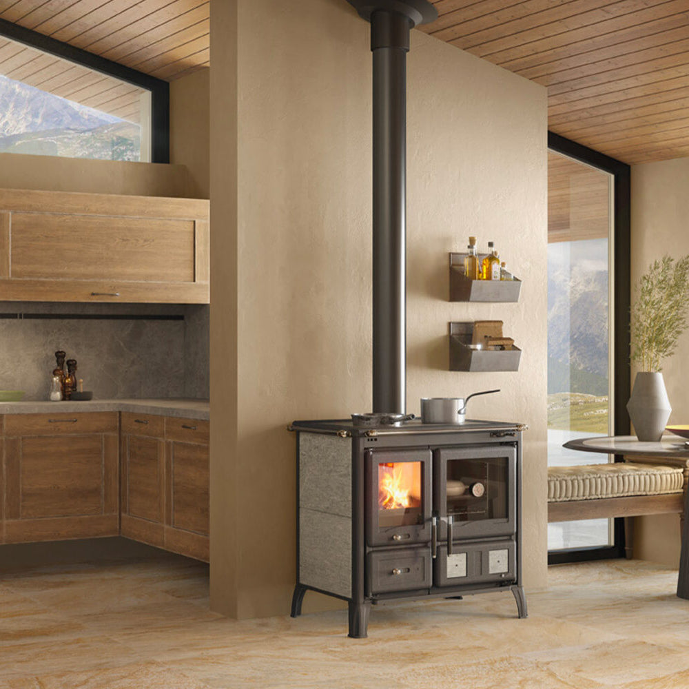 Ambientebild: La Nordica Kuechenofen GARDENIA.16 PETRA im Wohnraum, mit Rauchrohr, Feuer links, Backraum rechts | Klimaworld.com