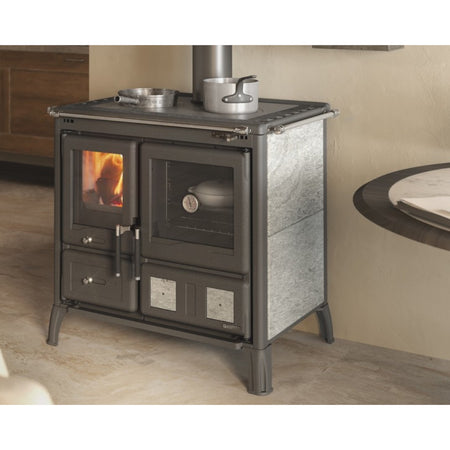 Ambientebild: La Nordica Kuechenofen GARDENIA.16 PETRA mit Steinseiten, Feuer links, Backofen rechts mit Thermometer | Klimaworld.com