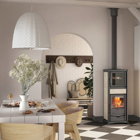 Ambientebild: Rossella Plus Forno.16 Ceramica in hellem Raum, seitlich mit Backfach und brennender Feuerkammer | Klimaworld.com