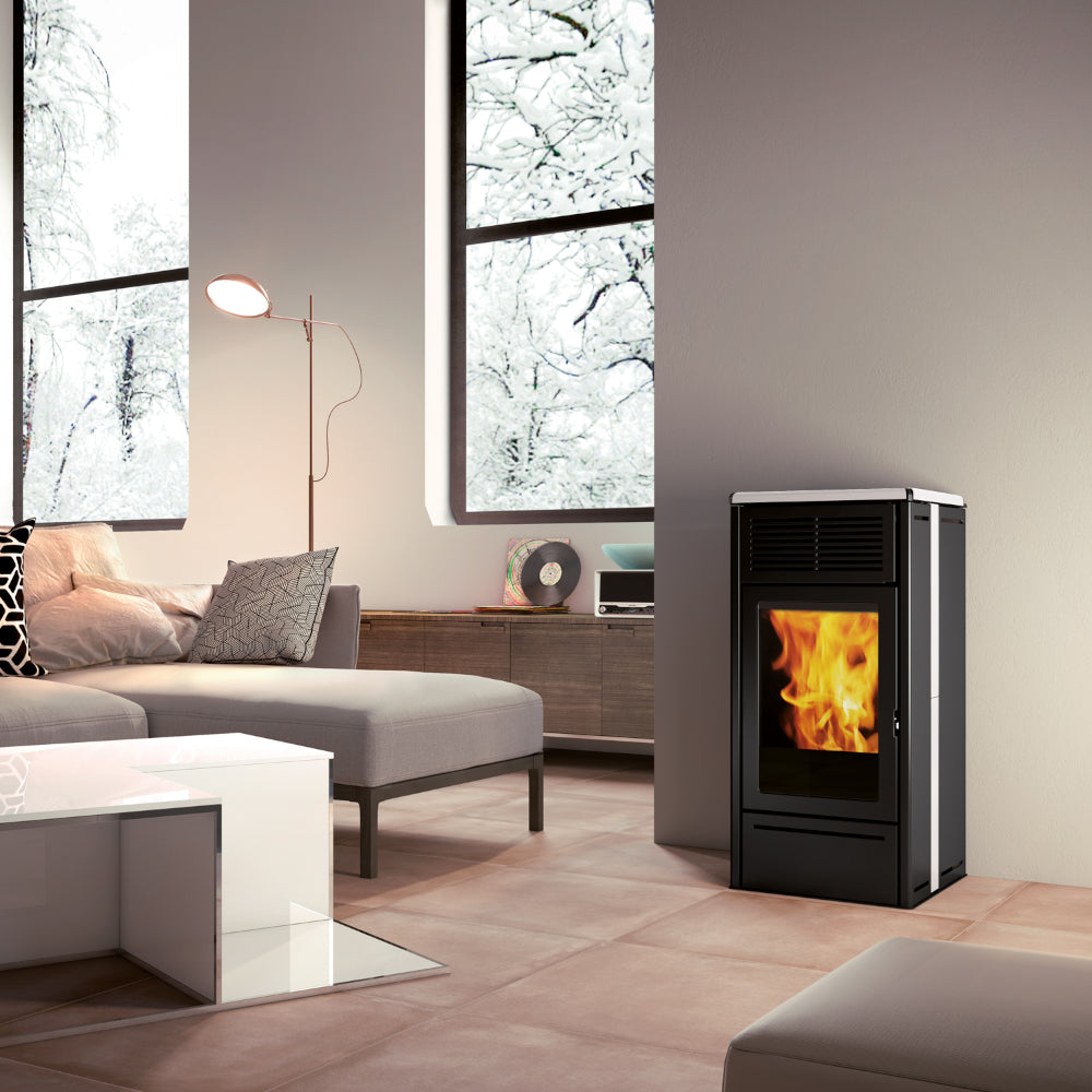 Edilkamin Pelletofen NARA 9+ EVO in Weiss, stehend in modernem Wohnzimmer| Klimaworld.com