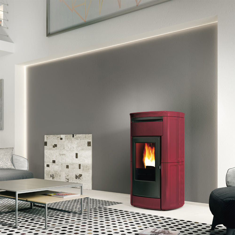 Edilkamin Pelletofen KIRA  13++ EVO mit bordeaux Keramikverkleidung und Flammenbild in modernem Wohnzimmer | klimaworld.com