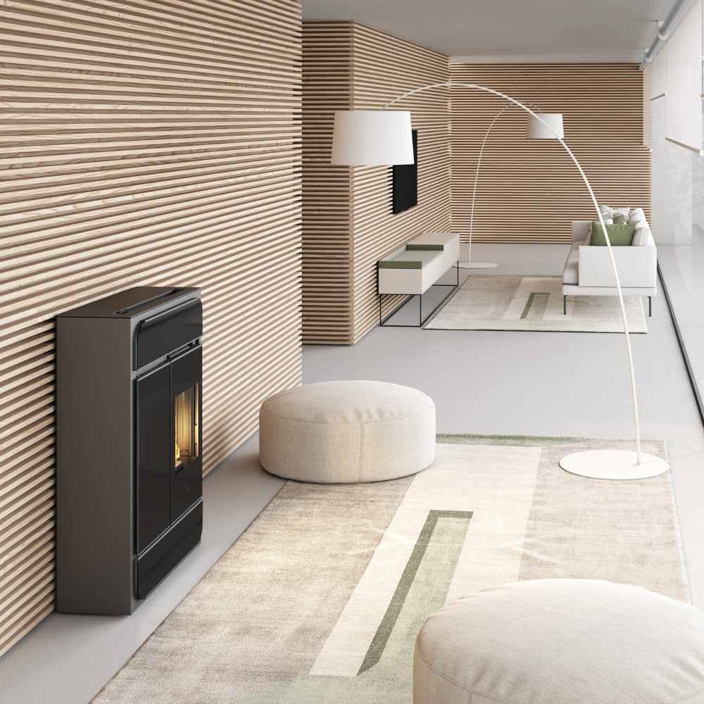 Ambientebild: Edilkamin Pelletofen BILD 9+ AT COAX in modernem Wohnraum mit Holzlamellenwand, Sitzhocker und Stehlampe | Klimaworld.com