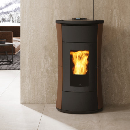 Sanduhrförmiger Pelletofen Cherie H 10 Evo mit bronze Stahlverkleidung stehend an heller Wand| Klimaworld.com