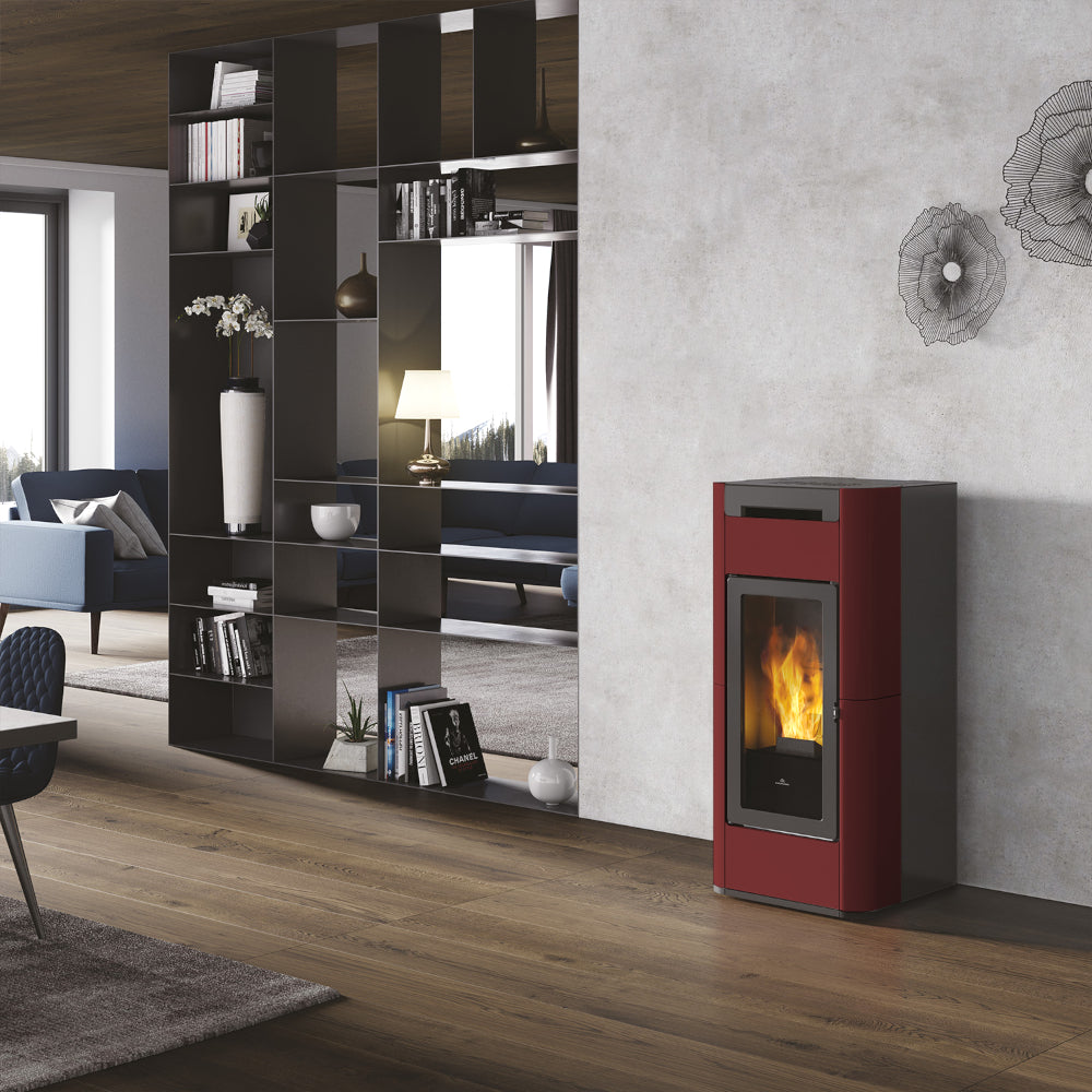 Rechteckiger wasserfuehrender Pelletofen TERA H 25 EVO mit bordeaux Verkleidung in modernem Wohnraum | Klimaworld.com