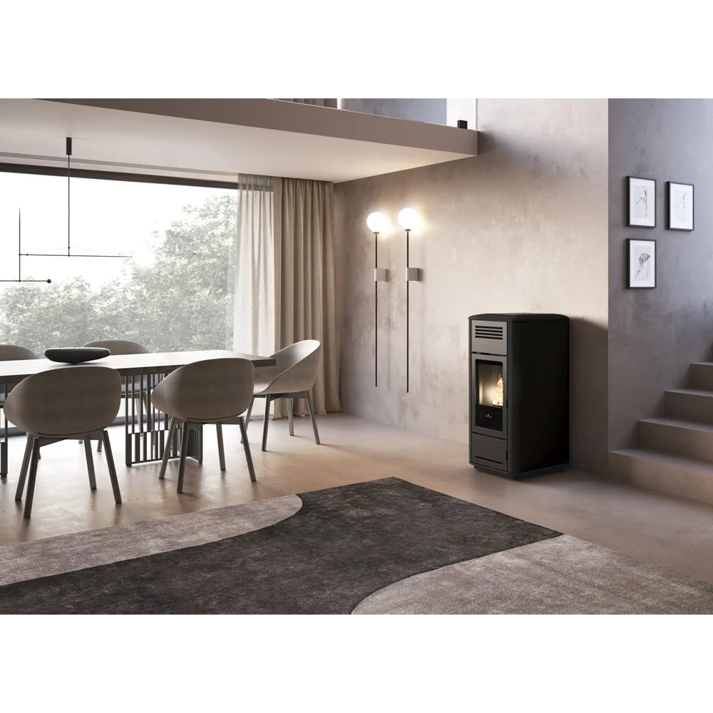 Edilkamin rechteckiger Pelletofen Milla H 12 Evo mit Keramikverkleidung in Schwarz stehend in modernem Wohnraum | Klimaworld.com
