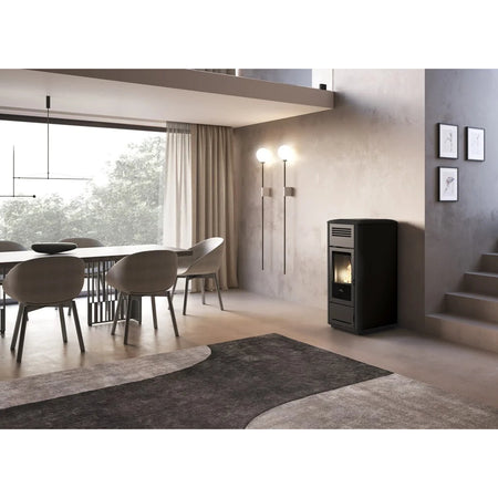 Edilkamin rechteckiger Pelletofen Milla H 12 Evo mit Keramikverkleidung in Schwarz stehend in modernem Wohnraum | Klimaworld.com