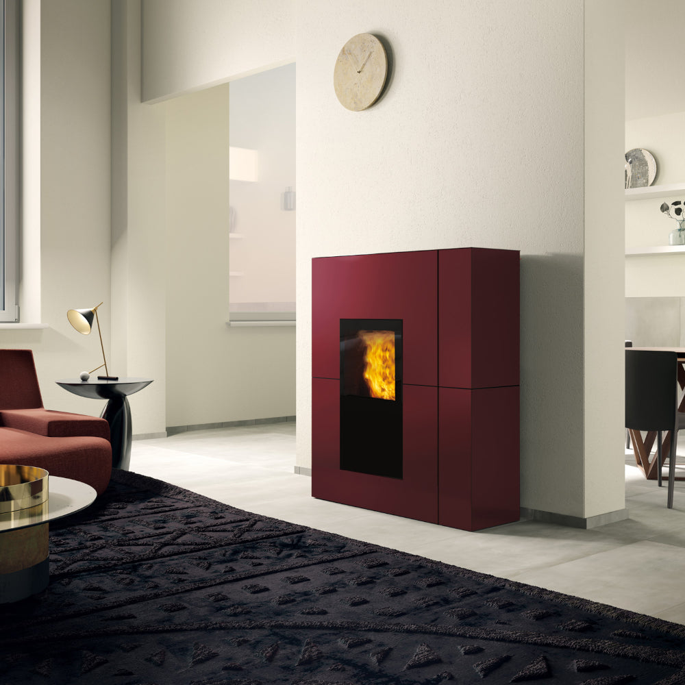 Rechteckiger Pelletofen Blade H 19 Evo von Edilkamin mit bordeaux Stahlverkleidung in modernem Wohnraum | klimaworld.com