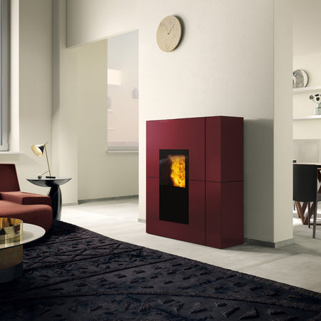 Edilkamin wasserfuehrender Kaminofen BLADE H 23 EVO, Stahl bordeaux, Ambientebild Wohnzimmer | Klimaworld.com