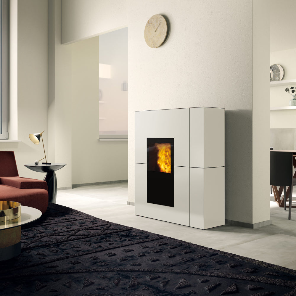 Rechteckiger Pelletofen Blade H 19 Evo von Edilkamin mit weisser Stahlverkleidung in modernem Wohnraum | klimaworld.com