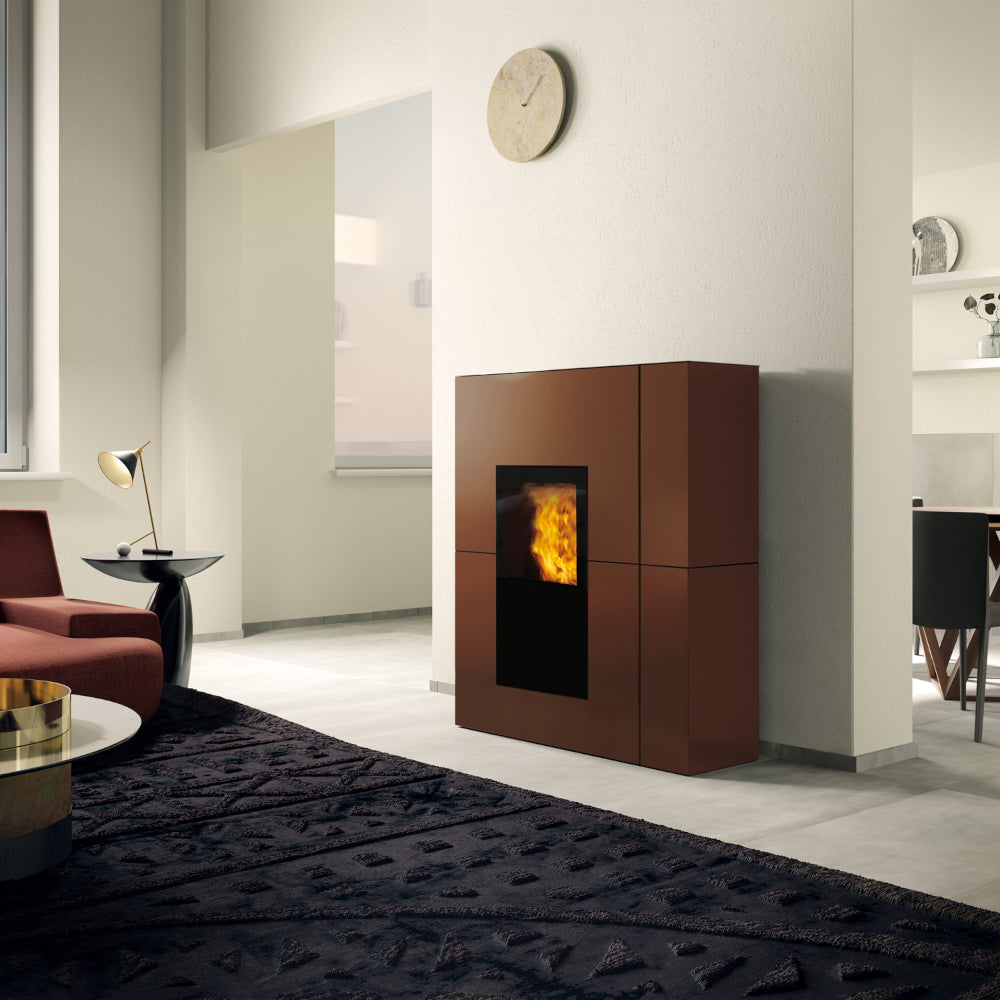 Edilkamin wasserfuehrender Kaminofen BLADE H 23 EVO, Stahl bronze, Ambientebild Wohnzimmer | Klimaworld.com