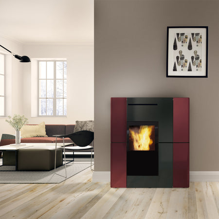 Rechteckiger Pelletofen Blade H 19 Evo von Edilkamin mit bordeaux Keramikverkleidung in modernem Wohnraum | klimaworld.com