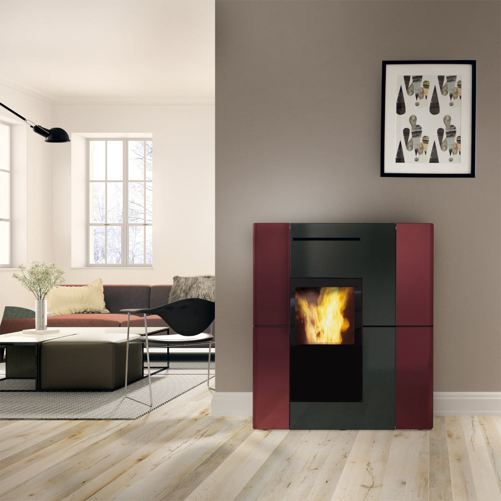 Rechteckiger Pelletofen Blade H 19 Evo von Edilkamin mit bordeaux Keramikverkleidung in modernem Wohnraum | klimaworld.com