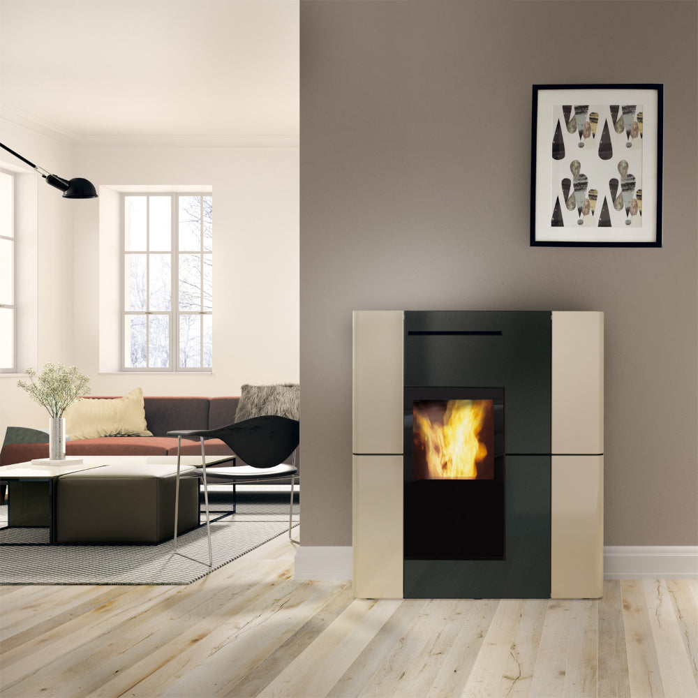 Edilkamin wasserfuehrender Kaminofen BLADE H 23 EVO, Keramik beige, Ambientebild Wohnzimmer | Klimaworld.com