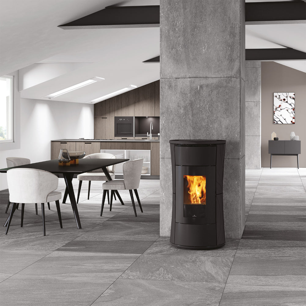 Sanduhrförmiger Pelletofen Cherie 9+ EVO Top mit dunkelgrauer Keramikverkleidung im modernen Ess- und Kochbereich | Klimaworld.com