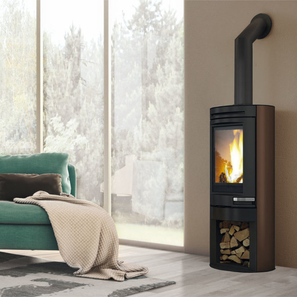 Edilkamin schwarz-bronze Kaminofen Tally Int mit Holzlagerfach und Flammenbild in winterlichem Ambiente | klimaworld.com