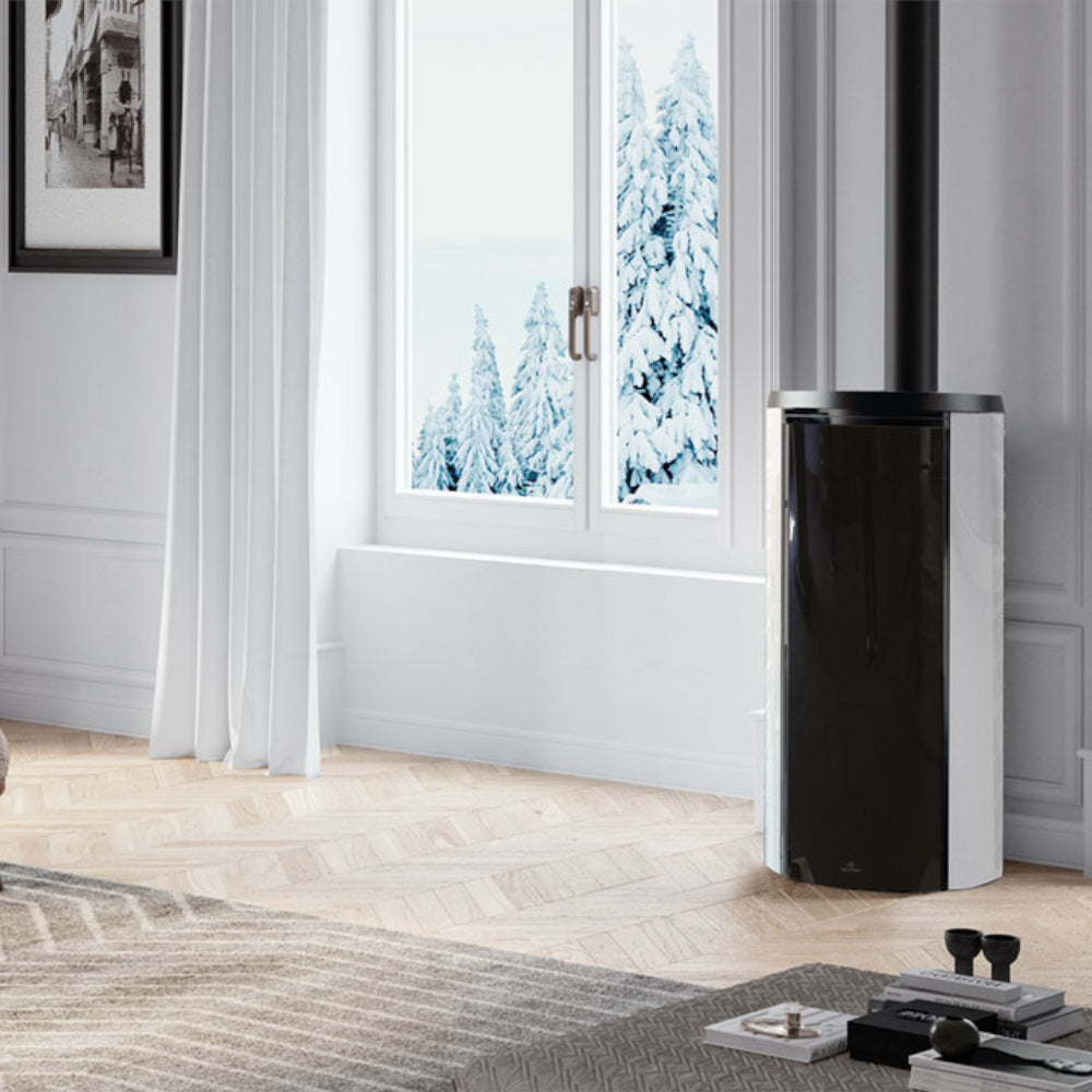 Edilkamin Pelletofen CELIA ATC mit weisser Seitenverkleidung und Magic Glas im winterlichem Ambiente | klimaworld.com