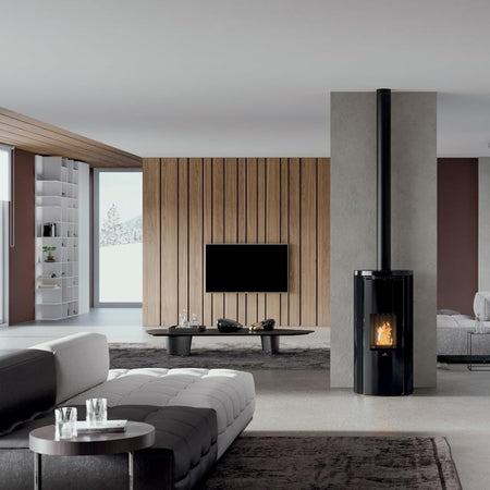 Edilkamin Pelletofen CELIA ATC Plus mit schwarzer Glasverkleidung in modernem Ambiente | klimaworld.com