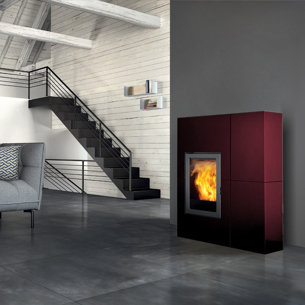 Rechteckiger Edilkamin Pelletofen Blade 12++ Evo in Bordeaux, freistehend in modernem Flur | klimaworld.com