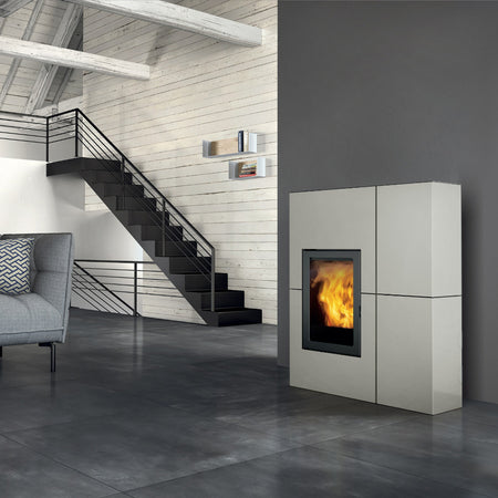 Rechteckiger Edilkamin Pelletofen Blade 12++ Evo in Weiss, freistehend in modernem Flur | klimaworld.com