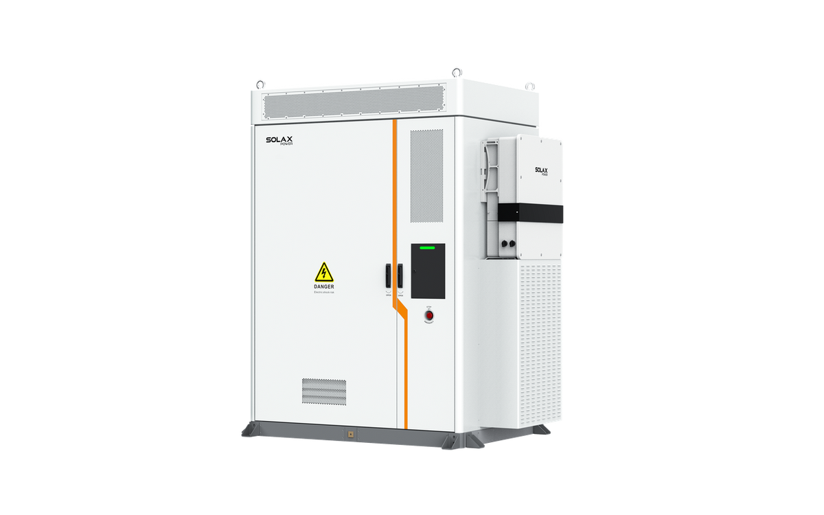 Weißer SolaX AELIO B200 Batterieschrank mit Wechselrichter X3-AELIO-49,9K Ansicht schraeg rechts mit Abdeckung | Klimaworld