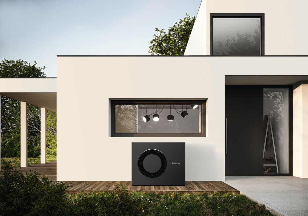 Buderus Waermepumpen Aussengeraet Logatherm M WLW186i-10 AR E in Schwarz vor modernem Haus auf Holzterrasse | Klimaworld.com