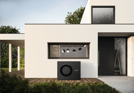 Buderus Waermepumpen Aussengeraet Logatherm M WLW186i-10 AR E in Schwarz vor modernem Haus auf Holzterrasse | Klimaworld.com